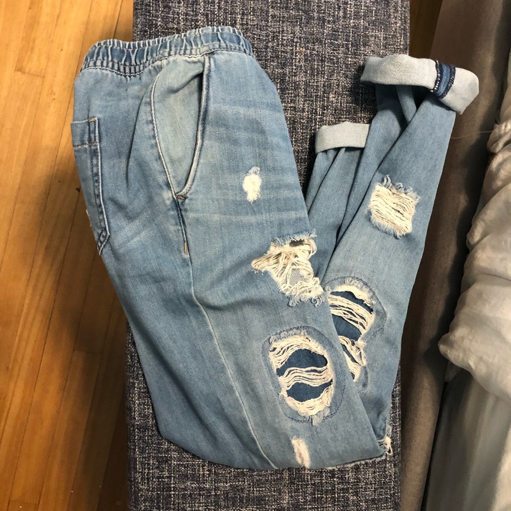 Baggy ripped jeans
